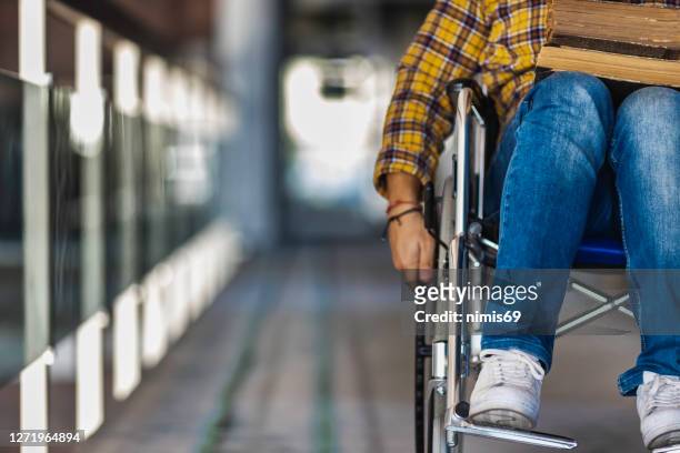 uomo in sedia a rotelle - handicap foto e immagini stock