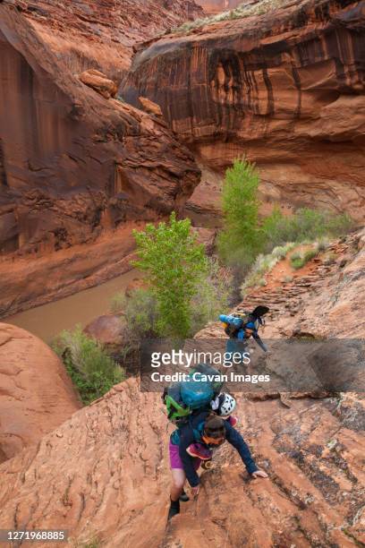packrafters hike coyote gulch, utah after descending escalante river - escalante canyons bildbanksfoton och bilder