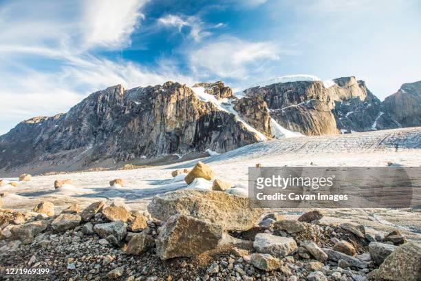 mountain landscape in auyuittuq national park - baffin island stockfoto's en -beelden