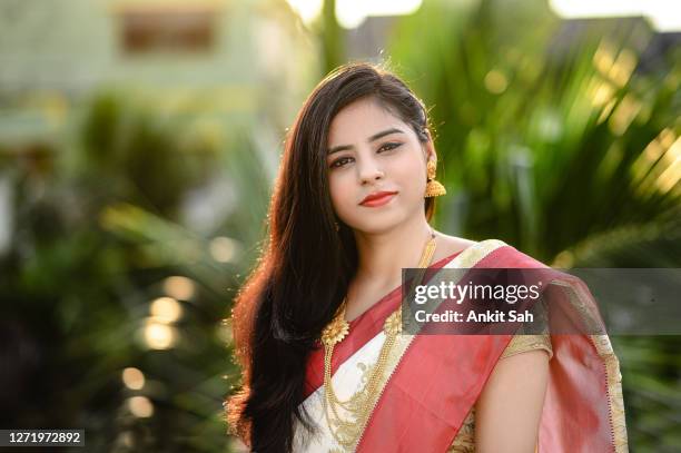 portret van mooie glimlachende indische vrouw - bengali sari stockfoto's en -beelden