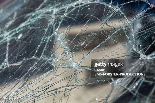 shattered windshield - verkeersongeluk stockfoto's en -beelden