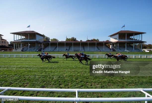 General view as runners race down the home straight in front of empty stands in the 'Allfinanz Direktion Kamelski Cup` during the Grosse Woche 2020...