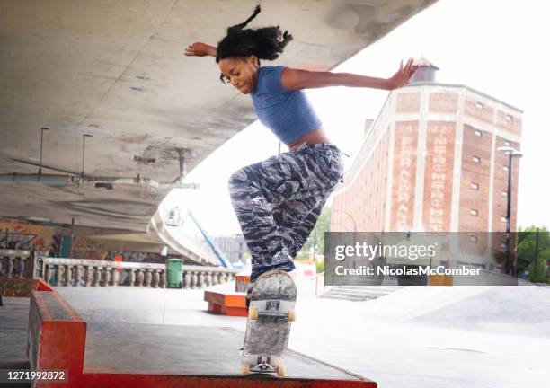 joven skater practicando un salto difícil - skate canada fotografías e imágenes de stock