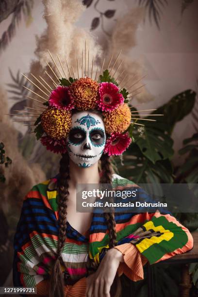 jonge vrouwen met gezicht geschilderd als modieuze schedel voor mexicaanse vakantiedag van de doden. - la catrina stockfoto's en -beelden