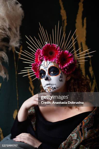 verticale de jeune femme avec le crâne de sucre - la calavera catrina photos et images de collection