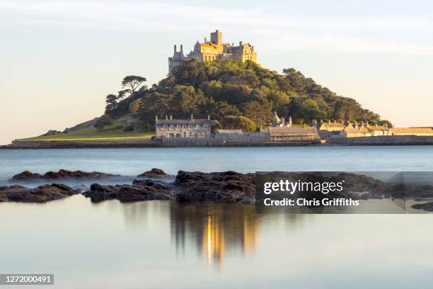 st michael's mount, cornwall, england, uk - high tide stock pictures, royalty-free photos & images