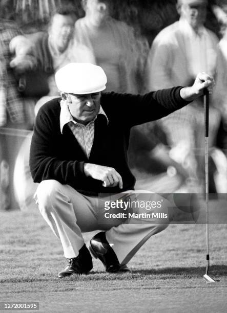 American and Sports Illustrated writer Dan Jenkins lines up his putt during the 1973 Jackie Gleason Inverrary-National Airlines Classic on February...