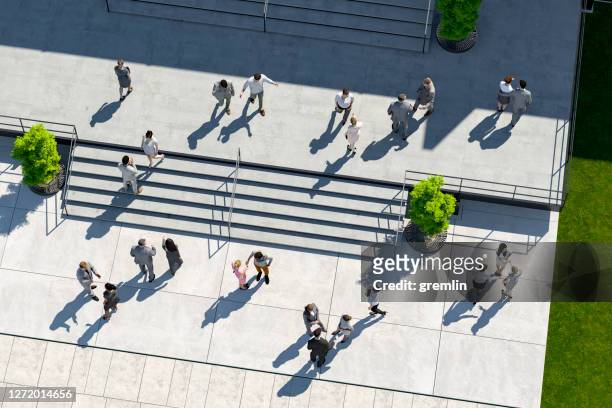 gens d’affaires devant l’immeuble de bureau - vue en plongée verticale photos et images de collection