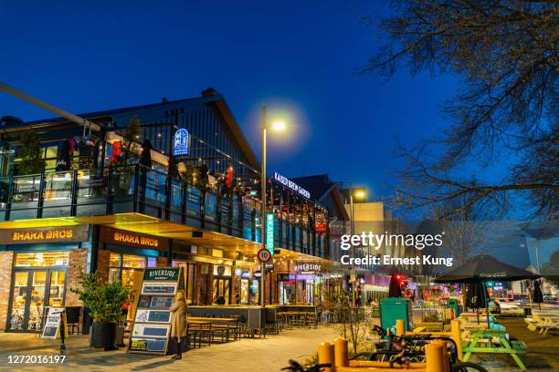 christchurch central: riverside market a oxford terrace e lichfield st - christchurch foto e immagini stock