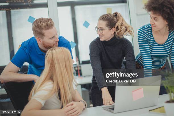 die zusammenarbeit hat noch nie mehr spaß gemacht - delegating stock-fotos und bilder