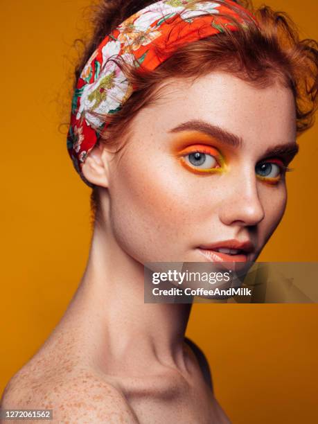 belle femme avec le maquillage lumineux - orange couleur photos et images de collection