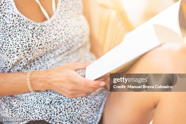 young woman reading a book - benicásim fotografías e imágenes de stock
