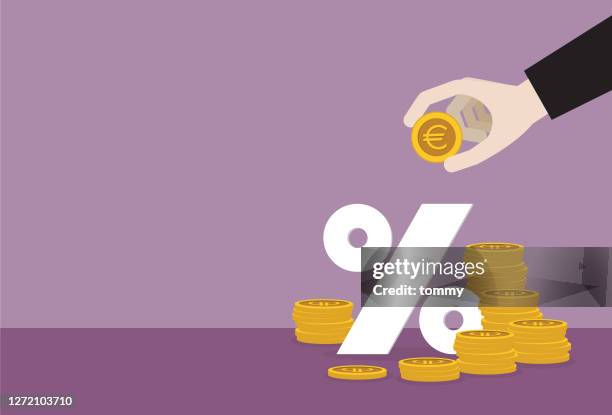 ilustrações, clipart, desenhos animados e ícones de empresário colocando uma moeda de euro em um símbolo percentual - sinal de percentagem símbolo matemático