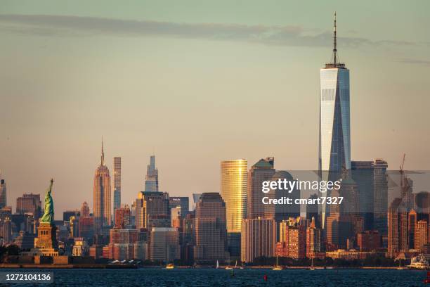 bajo manhattan y estatua de la libertad - 911 new york fotografías e imágenes de stock