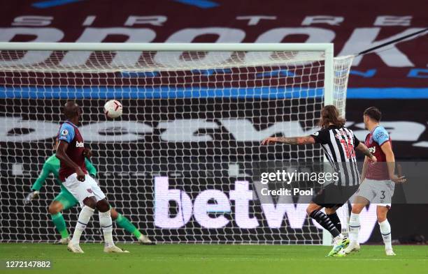 Jeff Hendrick of Newcastle United scores his team's second goal during the Premier League match between West Ham United and Newcastle United at...