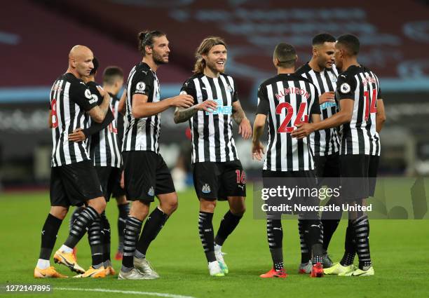 Jeff Hendrick of Newcastle United celebrates with teammates after scoring his team's second goal during the Premier League match between West Ham...