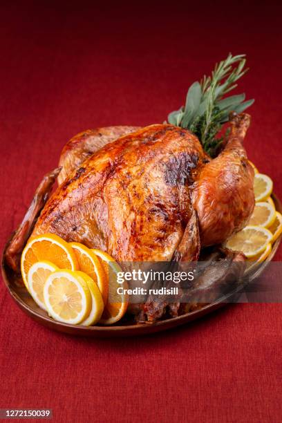 pavo asado - pavo al horno fotografías e imágenes de stock