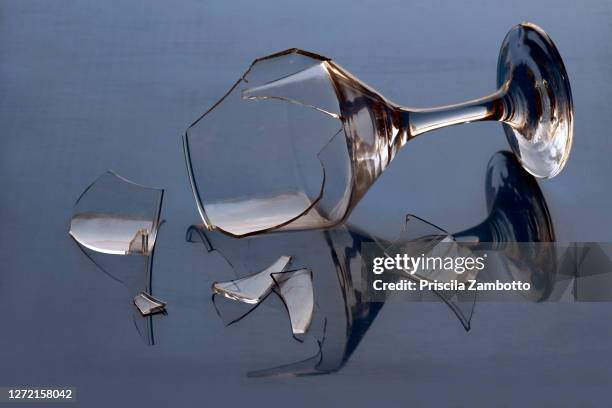 broken glass - vidro quebrado imagens e fotografias de stock