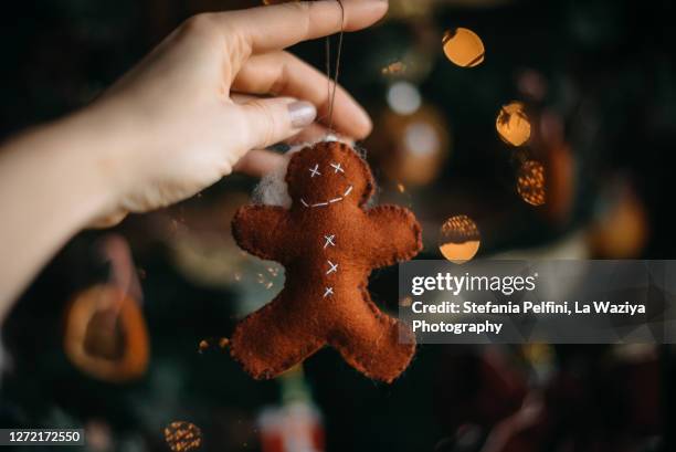 felted ginger-man christmas tree ornament - craft food fotografías e imágenes de stock