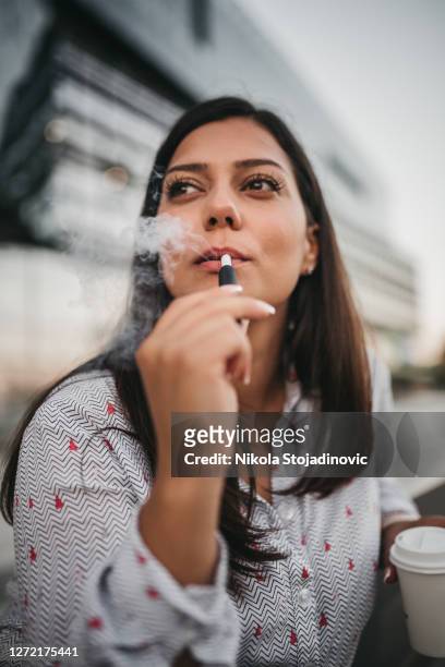 het hebben van een koffie en sigaretonderbreking - world health organisation calls for regulation of ecigarettes stockfoto's en -beelden
