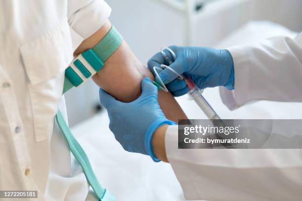 nurse receiving blood from blood donor in hospital - amostra médica imagens e fotografias de stock