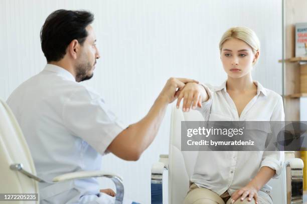 holding hand van vrouw tijdens hypnotherapie - hypnose stockfoto's en -beelden