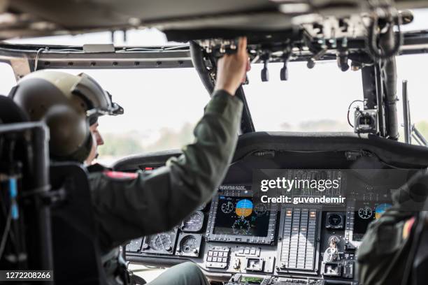 de loods die van het leger militaire helikopter berijdt - een vliegtuig besturen stockfoto's en -beelden