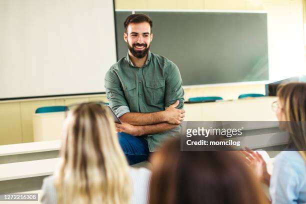 insegnante maschio sorridente a lezione - white male professor foto e immagini stock