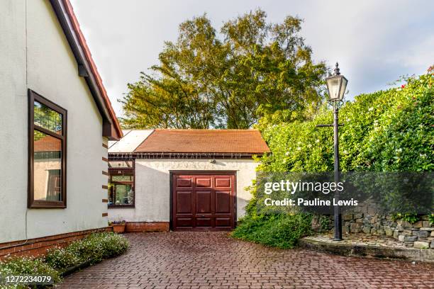 the garage side of house - detached house stock pictures, royalty-free photos & images