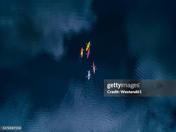 aerial view of people kayaking in vuoksi river - kayak barco de remos fotografías e imágenes de stock