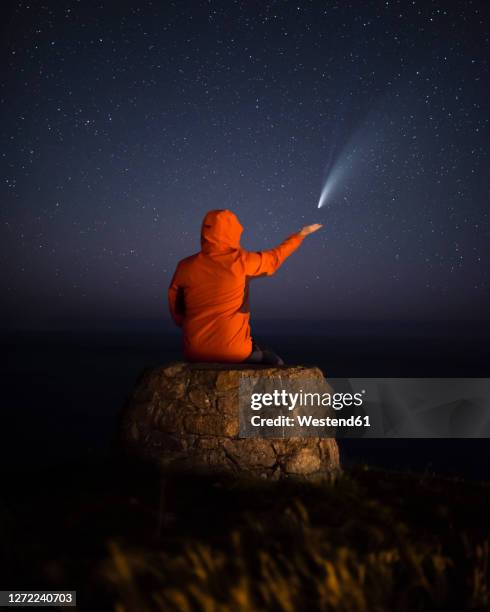 man stargazing at comet neowise - komet stock-fotos und bilder