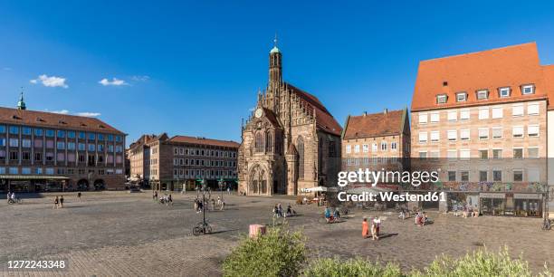 germany, bavaria, nuremberg, panoramic view of market square in front of frauenkirche - marktplein stockfoto's en -beelden