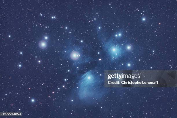 close up on pleiades stars cluster, in taurus constellation - las pléyades fotografías e imágenes de stock