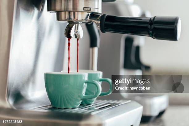 koffie maken - coffee machine stockfoto's en -beelden