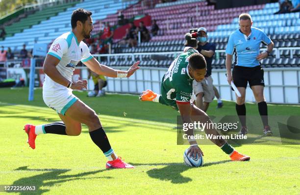 Ben Loader of London Irish scores the opening try during the Gallagher Premiership Rugby match between London Irish and Worcester Warriors at...