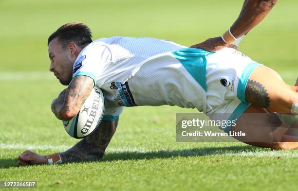 Francois Hougaard of Worcester Warriors scores a try during the Gallagher Premiership Rugby match between London Irish and Worcester Warriors at...