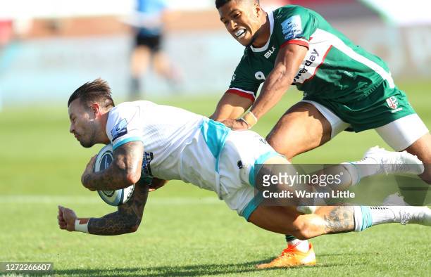 Francois Hougaard of Worcester Warriors scores a try during the Gallagher Premiership Rugby match between London Irish and Worcester Warriors at...