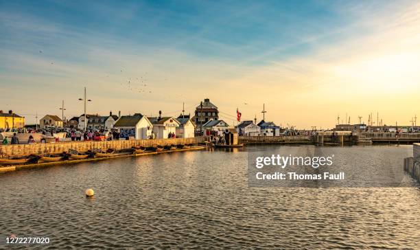 atardecer sobre el puerto de west bay en dorset - dorset - uk fotografías e imágenes de stock