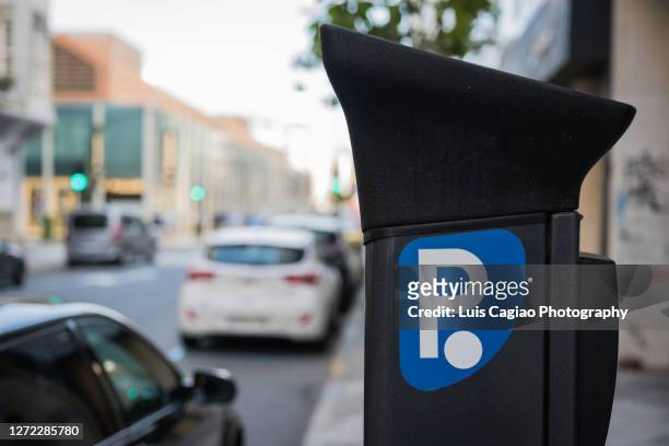 parking meter installed on the sidewalk of a street - parquímetro imagens e fotografias de stock