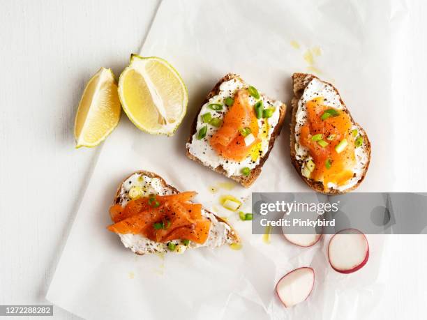 geräuchertes lachsbrot, bruschetta mit lachs, lachs sandwich, tartines - räucherlachs stock-fotos und bilder