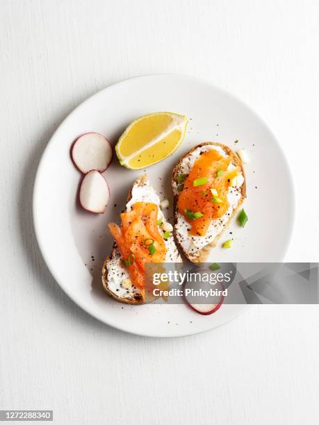 ger�äuchertes lachsbrot, bruschetta mit lachs, lachs sandwich, tartines - bruschetta stock-fotos und bilder