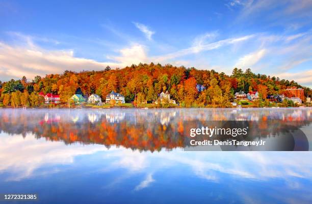 otoño en saranac lake - parque estatal de adirondack fotografías e imágenes de stock