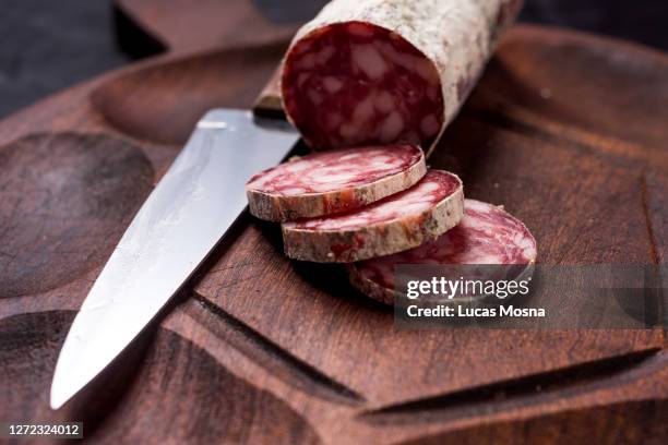 slices of salami - cervelat stock-fotos und bilder