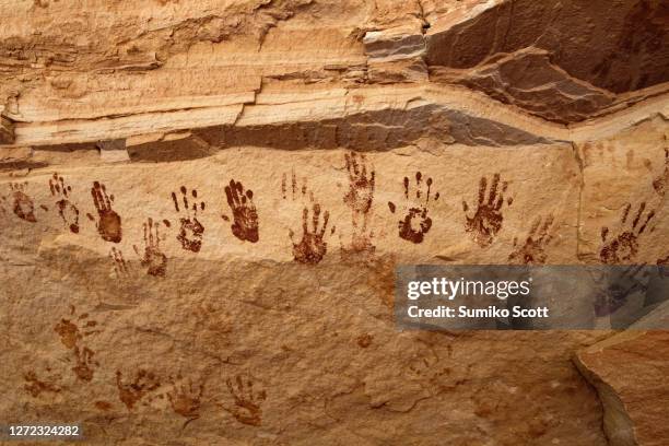 pictographs of hands, natural bridges national monument, ut - cave art stockfoto's en -beelden