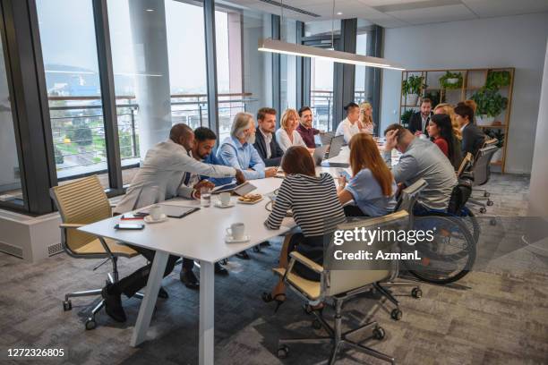 diverse groep collega's vergadering in conferentieruimte - middlebare afstand stockfoto's en -beelden