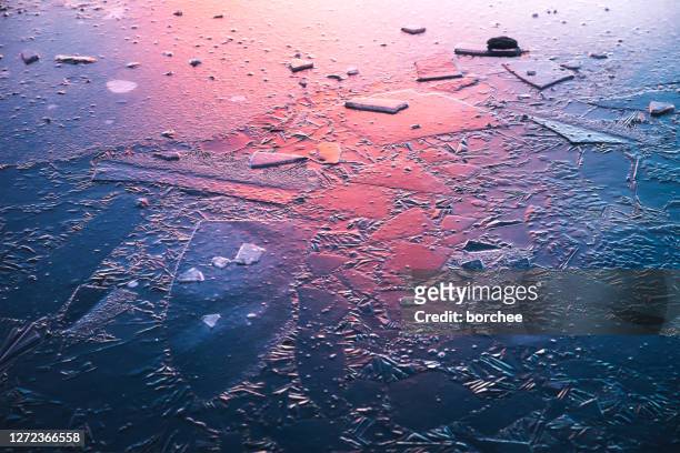 lago ghiacciato all'alba - viola colore foto e immagini stock