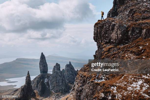 wandern auf einem solo-abenteuer in den bergen - old man of storr stock-fotos und bilder