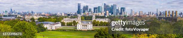 londen canary wharf city wolkenkrabbers met uitzicht op thames greenwich panorama uk - greenwich london stockfoto's en -beelden