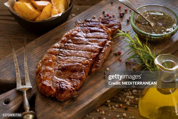 bistecca di striscia alla griglia bistecca di new york su tagliere su legno rustico - filetto foto e immagini stock