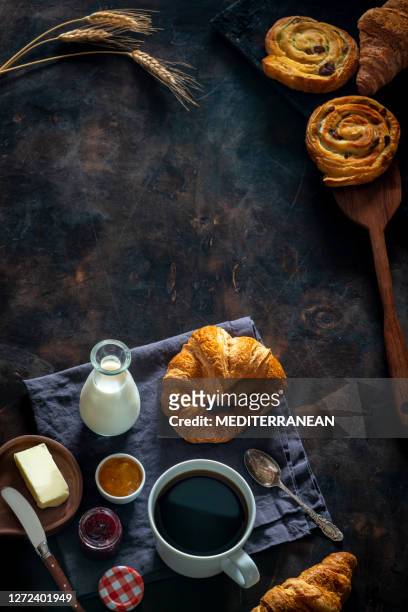 kaffeefrühstück mit gebäck croissants, butter, käsekuchen hausgemacht - buffet fond stock-fotos und bilder